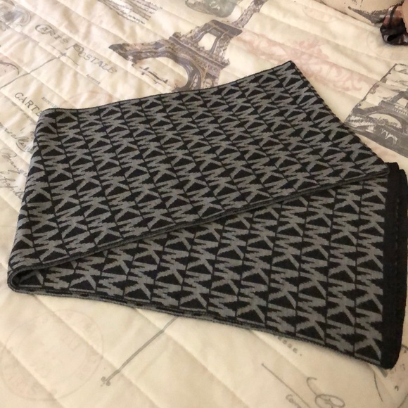 MK Scarf 🧣 - Picture 4 of 4